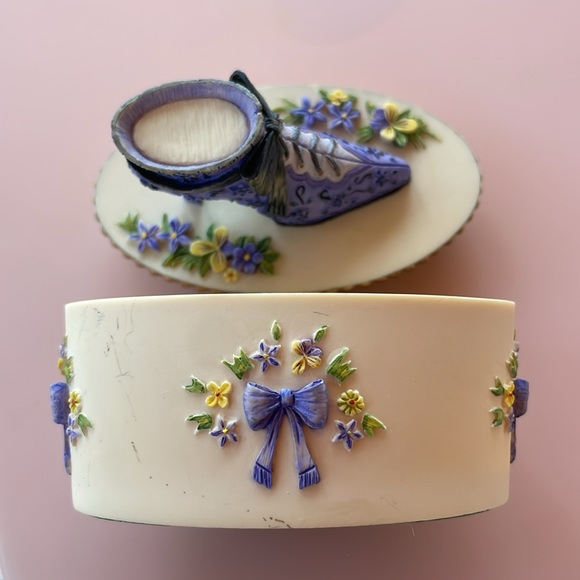 Willow Hall Victorian shoe pill box - Picture 6 of 8